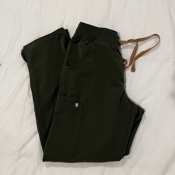 Figs Moss Kade Petite Cargo Scrub Set - Picture 3 of 5